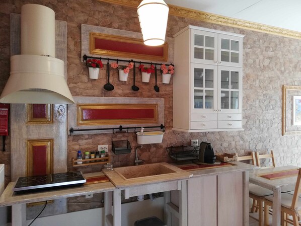 Refrigerador, microondas, lavavajillas y cafetera y tetera 