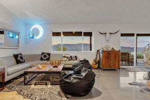 Smart-TV, peis og bøker