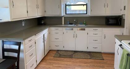 Sunny Cozy Getaway Near Olympic National Park