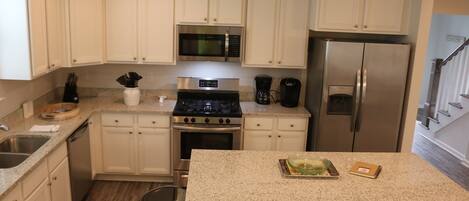 Réfrigérateur, four à micro-ondes, un four, surface de cuisson