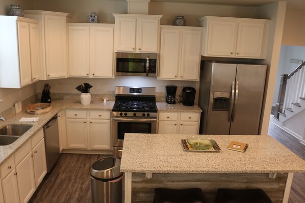 冰箱、微波炉、烤箱、炉灶