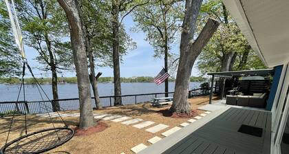Lake front house with beautiful views and walking distance to Indiana Beach.