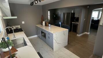 Fridge, microwave, stovetop, dishwasher