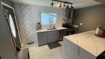 Fridge, microwave, stovetop, dishwasher