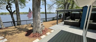 Lake front house with beautiful views and walking distance to Indiana Beach.
