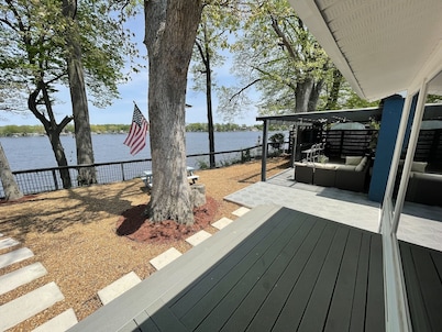 Lake front house with beautiful views and walking distance to Indiana Beach.