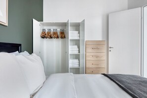 1 habitación, tabla de planchar con plancha, wifi y ropa de cama