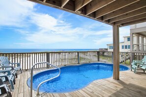 Outdoor spa tub - Marvel by the Sea – Beachfront | Pet Friendly | Heated Pool (Gulf Shores)