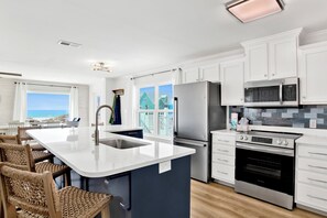 Ofen, Geschirrspüler, Wasserkocher mit Kaffee-/Teezubehör, Toaster