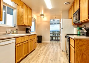 Mikrobølgeovn, oppvaskmaskin, kaffetrakter/tekoker og kjøkkenutstyr