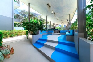 鸡尾酒酒吧、泳池景观、每天营业