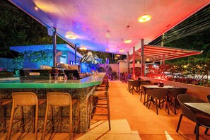 Bar à cocktails, vue sur la piscine, ouvert tous les jours