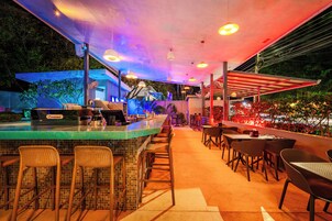 鸡尾酒酒吧、泳池景观、每天营业