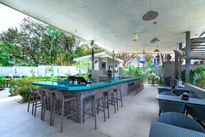 Cocktail bar, pool views, open select days - WET hotel - Adults Only (Tamarindo)