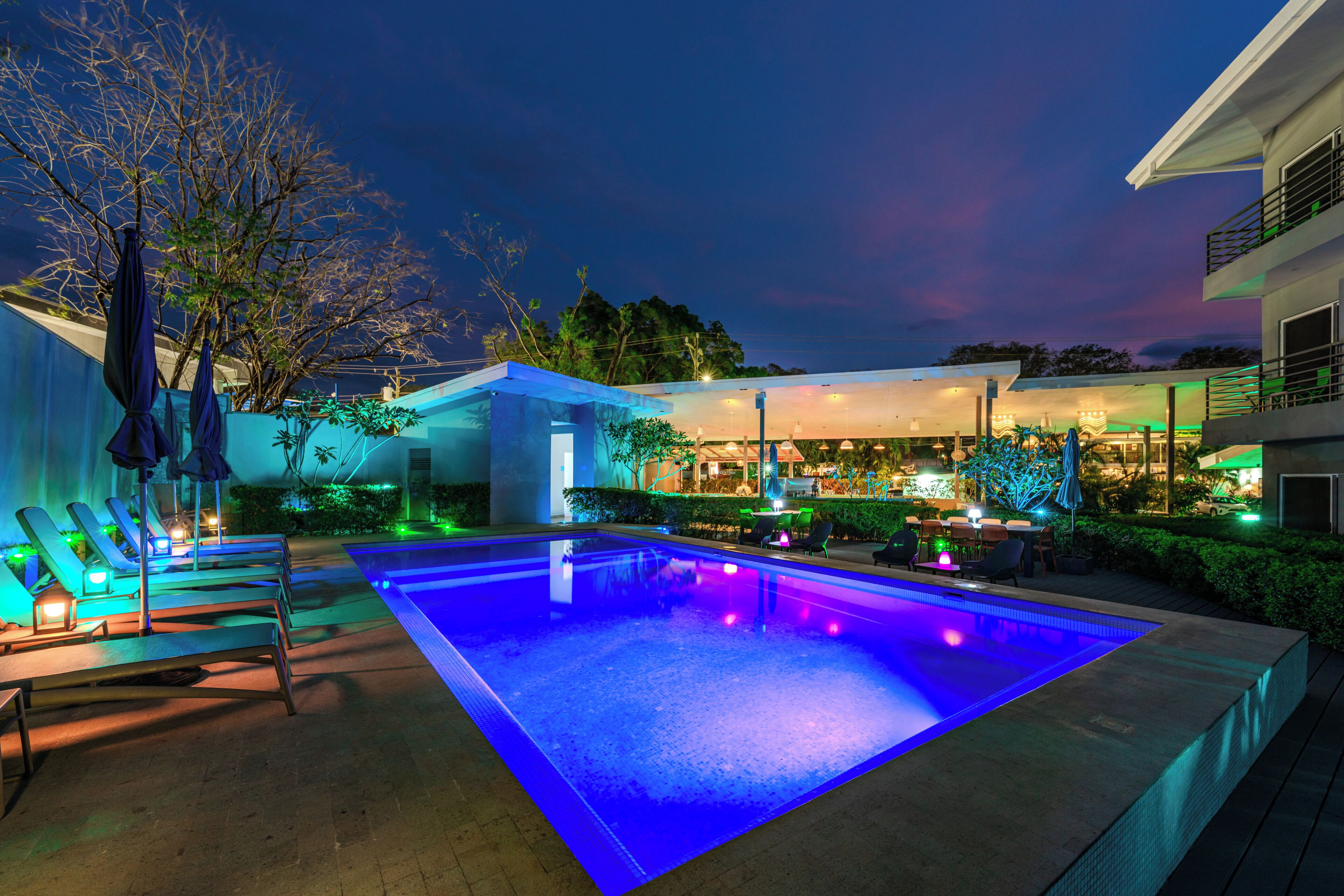 Una piscina al aire libre