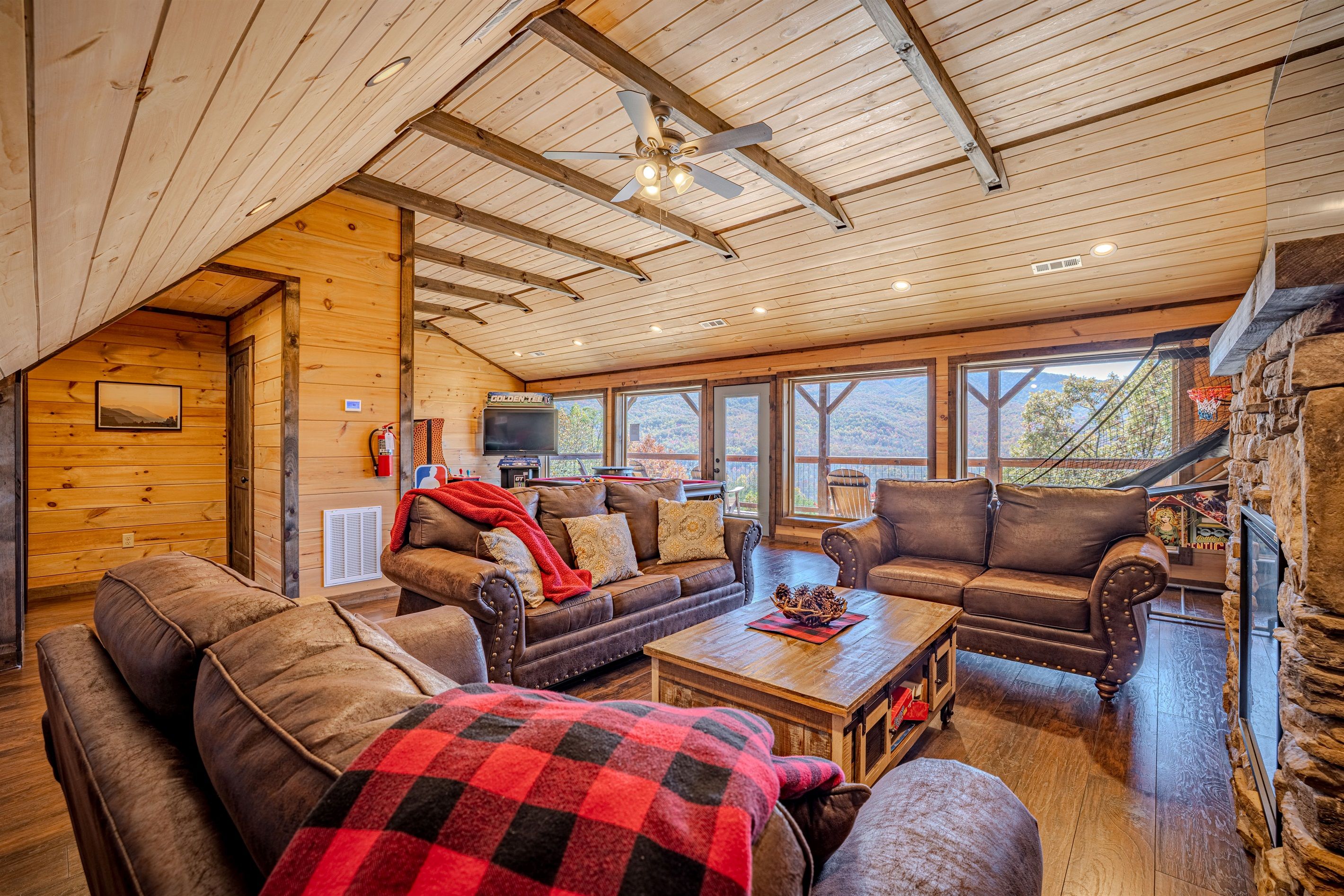 レア　grindlodge 38灯 smoke grind lodge ⛰️ Moonshine Mountain | Gatlinburg Cabin: Views, Hot Tub, Arcade
