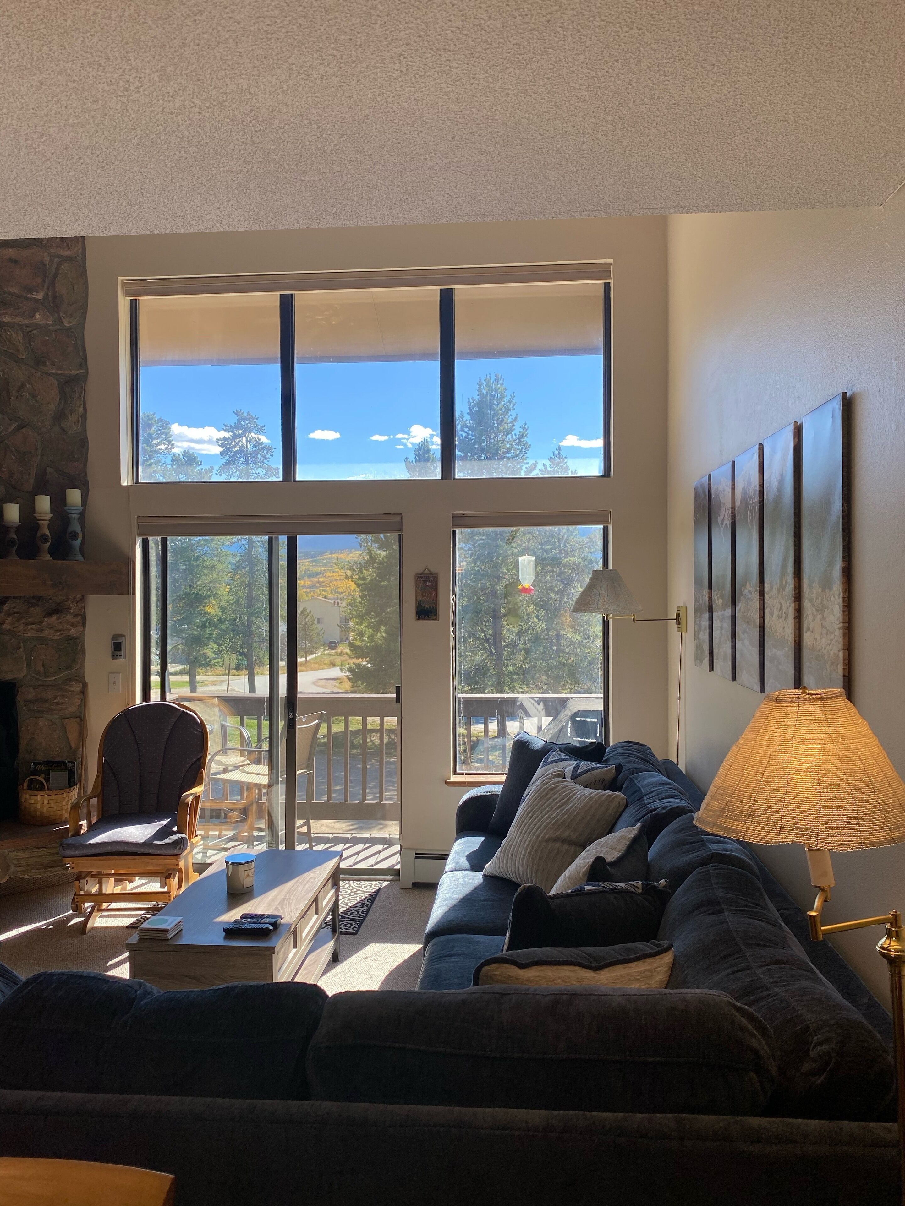 スマートテレビ、暖炉、DVD プレーヤー、卓球台