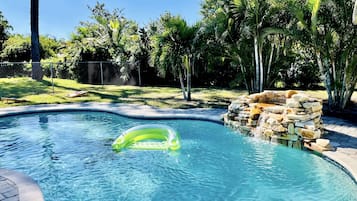 Alberca al aire libre y alberca climatizada