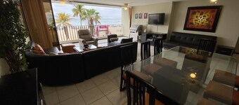 Apartment with ocean view and direct access to the beach