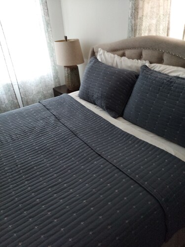 Central Villa - Cozy, Comfortable & Close to it all