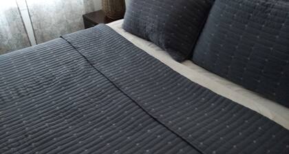 Central Villa - Cozy, Comfortable & Close to it all