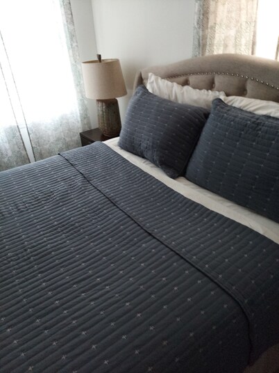 Central Villa - Cozy, Comfortable & Close to it all