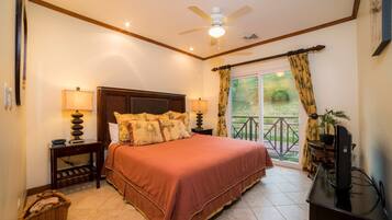 1 habitación, tabla de planchar con plancha y cuna de viaje