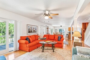 TV - Private Heated Saltwater Pool, 5 min to beach, Screened porch (Corolla)