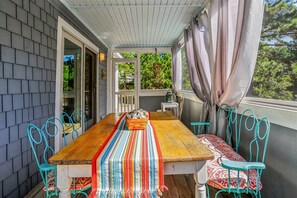 Outdoor dining - Private Heated Saltwater Pool, 5 min to beach, Screened porch (Corolla)