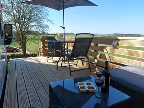 Outdoor dining - Large Static Motorhome-Stunning Countryside Views (Cirencester)