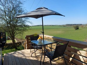 Outdoor dining - Large Static Motorhome-Stunning Countryside Views (Cirencester)