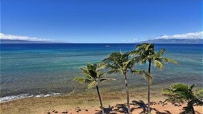 Sulla spiaggia, lettini da mare, teli da spiaggia