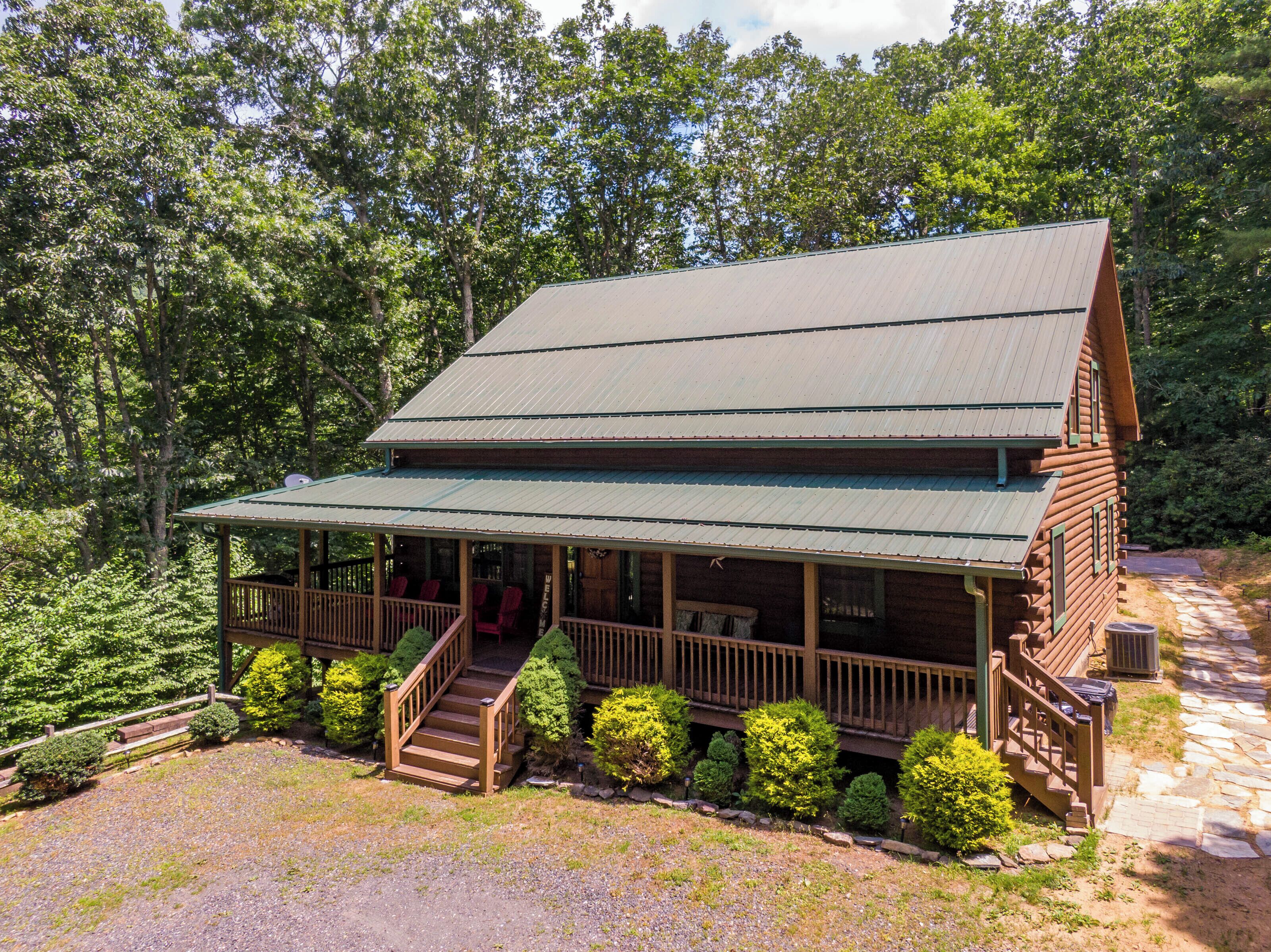 Bella Woods Cabin - Privacy! NEW Hot tub + pool table! 14+ wooded acres! 10min to W. Jefferson!