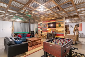 TV, fireplace, table football, ping pong - Bella Woods Cabin - Privacy, Outdoor fireplace, Hot tub, game room on 14+ wooded acres (Fleetwood)