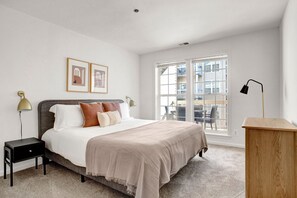 1 bedroom, iron/ironing board, WiFi, bed sheets - Sleek Rosslyn 1BR w/ W/D, Gym & Pool, 10 min walk to Metro, by Blueground (Northern Virginia)