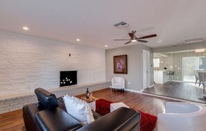 TV - Pool Villa House in North Phoenix (Phoenix)