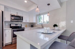 Fridge, microwave, oven, stovetop - Pool Villa House in North Phoenix (Phoenix)