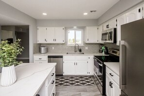 冷蔵庫、電子レンジ、オーブン、コンロ