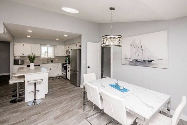 冷蔵庫、電子レンジ、オーブン、コンロ