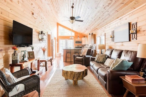 Cozy, romantic cabin in beautiful Roan Mt Tennessee & hot tub
