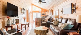 Cozy, romantic cabin in beautiful Roan Mt Tennessee & hot tub