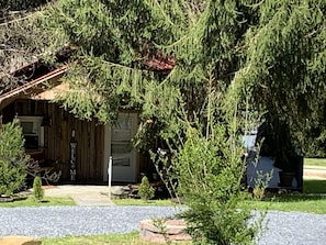 Exterior - Cozy, romantic cabin in beautiful Roan Mt Tennessee & hot tub (Roan Mountain)