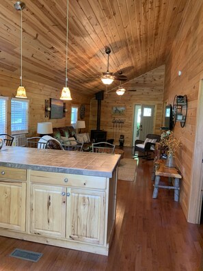 Interior - Cozy, romantic cabin in beautiful Roan Mt Tennessee & hot tub (Roan Mountain)