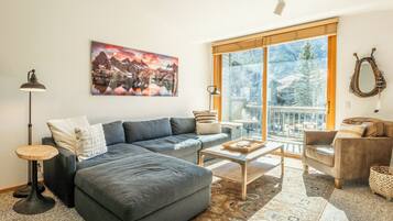 Una Smart TV, una chimenea