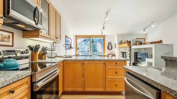 Jääkaappi, mikroaaltouuni, uuni, liesi