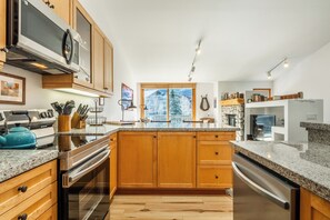 Jääkaappi, mikroaaltouuni, uuni, liesi