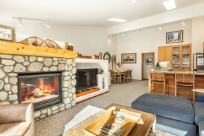 Smart TV, fireplace