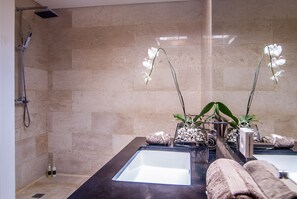 Family Villa | Bathroom | Free toiletries, hair dryer, towels, soap - Villa Bon Bon (Canggu)