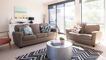 TV connectée, jeux vidéo, lecteur de DVD, livres