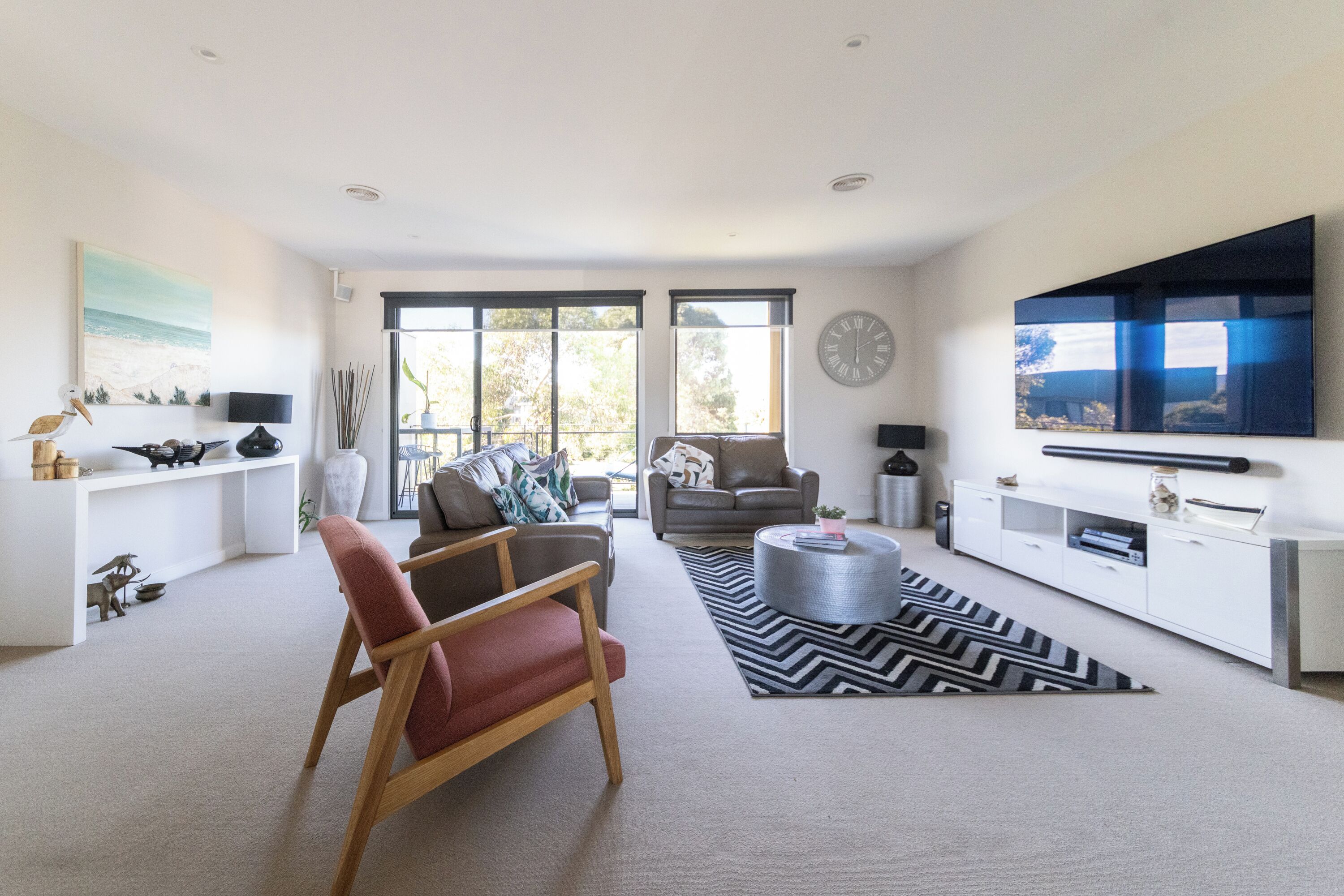 TV connectée, jeux vidéo, lecteur de DVD, livres